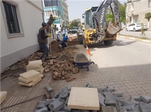 Belediyemiz İnşaat Ekibi Tarafından Gazi Caddesinde Kaldırım Onarım Çalışmaları Devam Ediyor.
